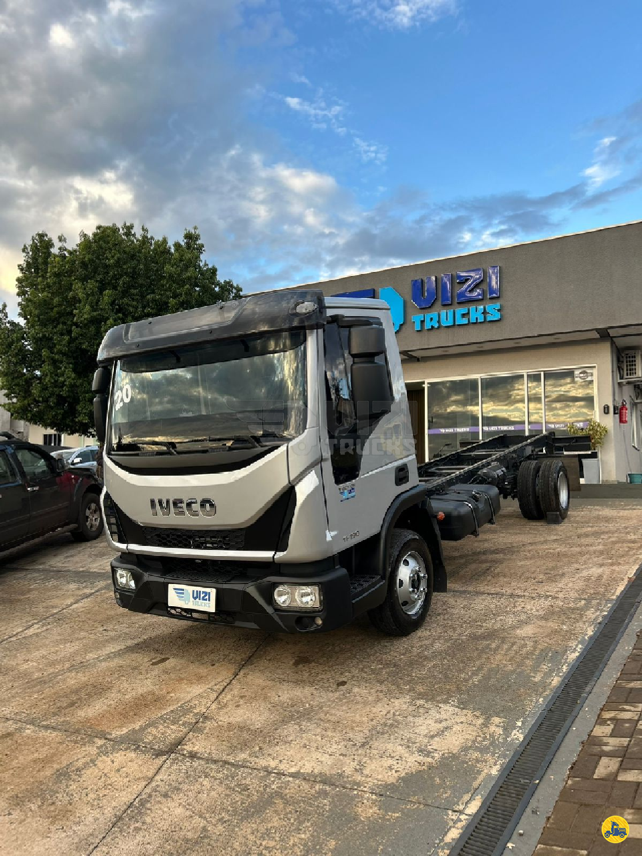 CAMINHAO IVECO TECTOR 11-190 Chassis 3/4 4x2 Vizi Trucks DOIS VIZINHOS PARANÁ PR